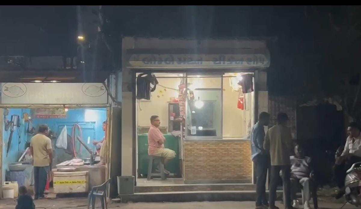 પ્રતાપનગર બ્રિજ નીચે મટનની દુકાનો ખુલ્લામાં ચાલતી જોવા મળી.