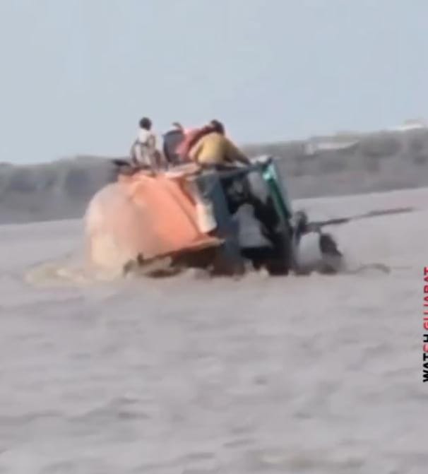 જંબુસરમાં તેલ ખોદકામ માટે કામદારોને લઈ જતી બોટ દરિયામાં પલટી: 30 થી વધુ લોકોને રેસ્ક્યુ કરી બચાવી લેવાયા