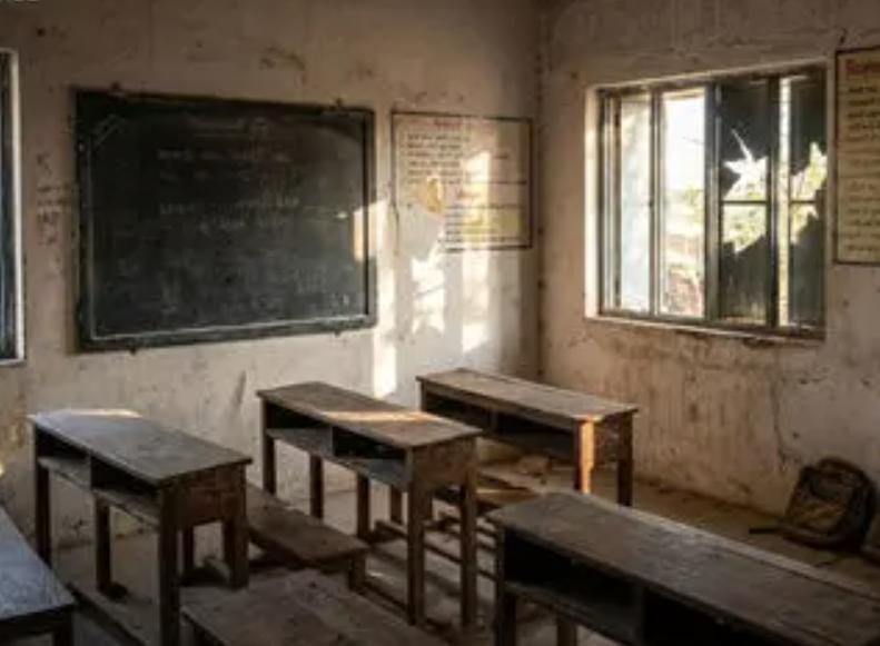 લોકસભામાં ખુદ કેન્દ્ર સરકારે એ વાતનો ખુલાસો કર્યો છે કે ગુજરાતમાં 2 લાખ 40 હજાર વિદ્યાર્થીઓ આઉટ ઓફ સ્કૂલ એટલે કે શાળા બહાર છે. 