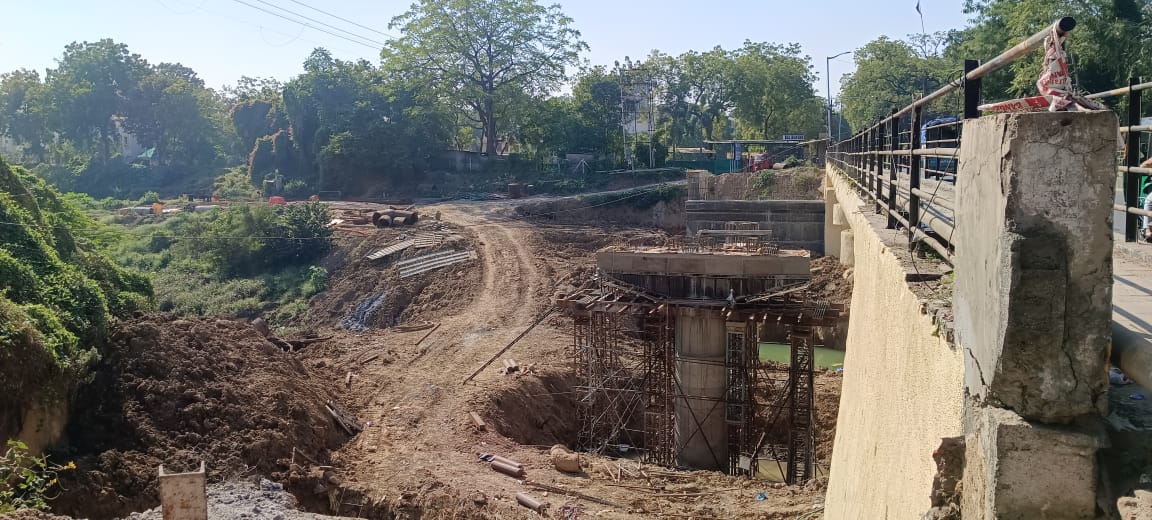 બાલભવન દરવાજા પાસે બ્રિજ એક્સ્ટેંશનનું બાંધકામ પ્રશ્નોચ્છન્ન; નાગરિકોએ સુરક્ષાની ચિંતા વ્યક્ત કરી