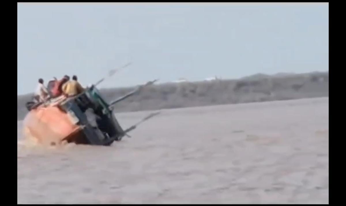 જંબુસરમાં બોટ પલટી: એક કામદારનું મોત, 30 થી વધુને દરિયામાંથી બચાવાયા