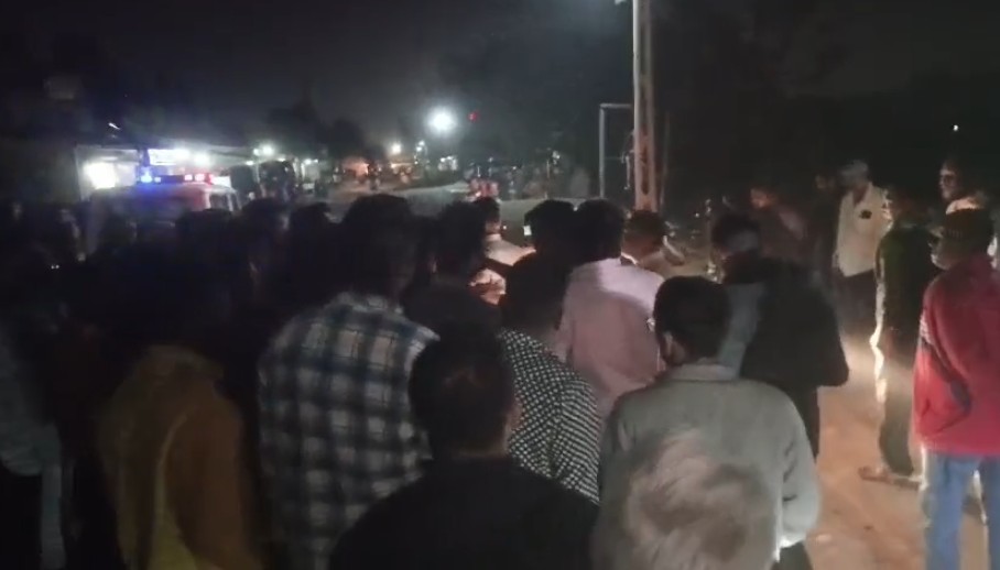 RCC રોડની મંજૂરી હોવા છતાં રોડ ના બનાવતા બાજવાની જનતા દ્વારા ચક્કાજામ કરી વિરોધ 