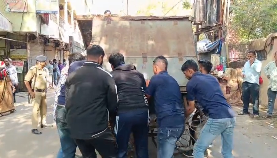 કડક બજારમાં પાલિકા દ્વારા દબાણો દૂર કરવાની કામગીરી હાથ ધરાઈ 