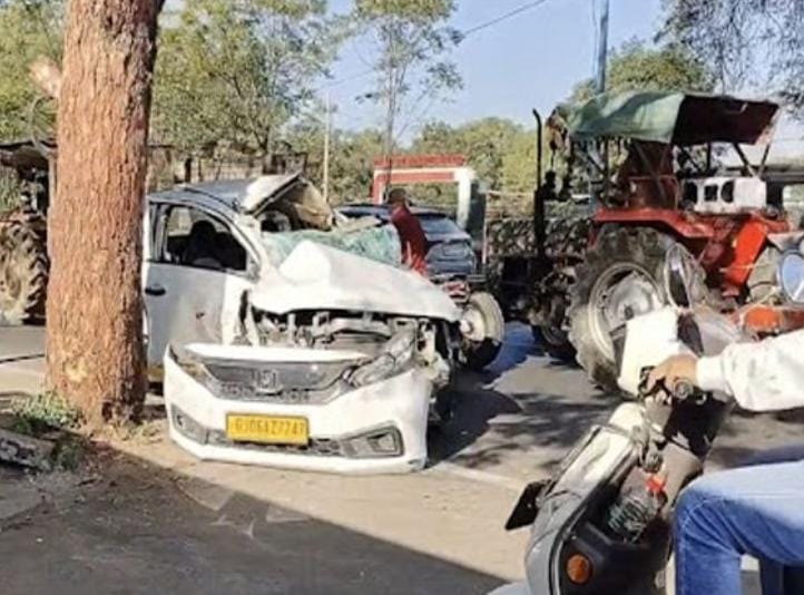 ફતેગંજ બ્રિજ પાસે મોડી રાત્રે થયેલા અકસ્માતમાં કારનો ભયંકર કચ્ચરઘાણ