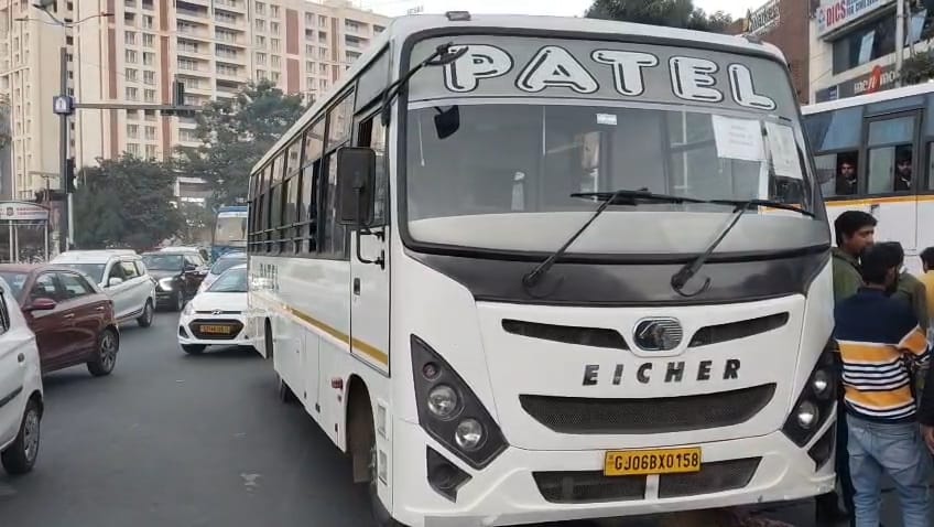 શહેરના એલ એન્ડ ટી સર્કલ પાસે ખાનગી ટ્રાવેલ્સની બસની અડફેટે વૃદ્ધ મહિલાનું મોત
