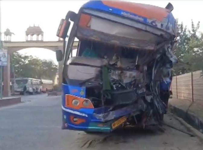 સીકરમાં સ્લીપર બસ અને ટ્રક વચ્ચે અકસ્માત: ખાટુ શ્યામના દર્શને જતાં ત્રણ શ્રદ્ધાળુના મૃત્યુ 