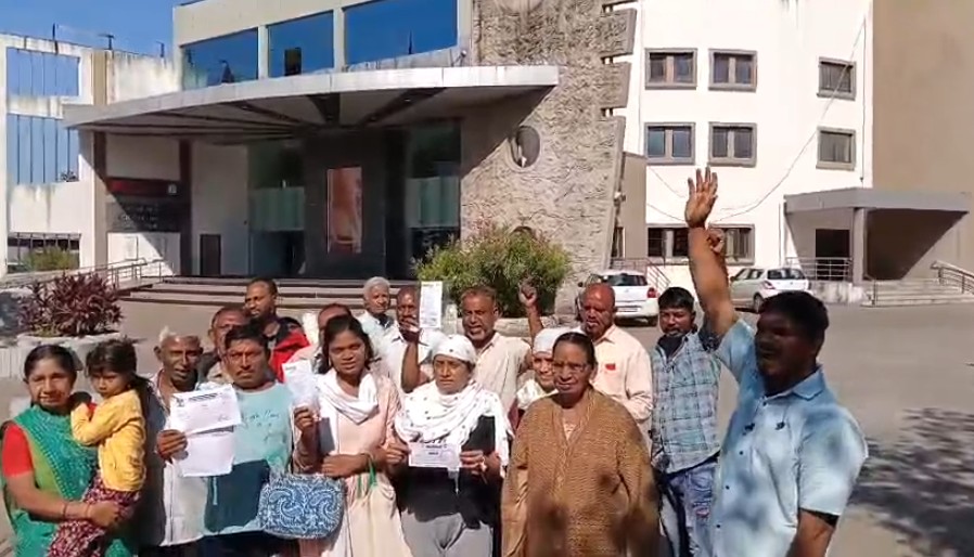 આવાસ યોજનાના ડ્રો ને લઈ લાભાર્થીઓ સાથે ખેલ કરતા પાલિકા વિરૂધ્ધ સૂત્રોચ્ચાર કરી રોષ વ્યક્ત કર્યો