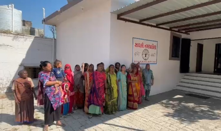 સાવલીમાં 15 દિવસથી પાણી ન મળતા મહિલાઓનો હોબાળો