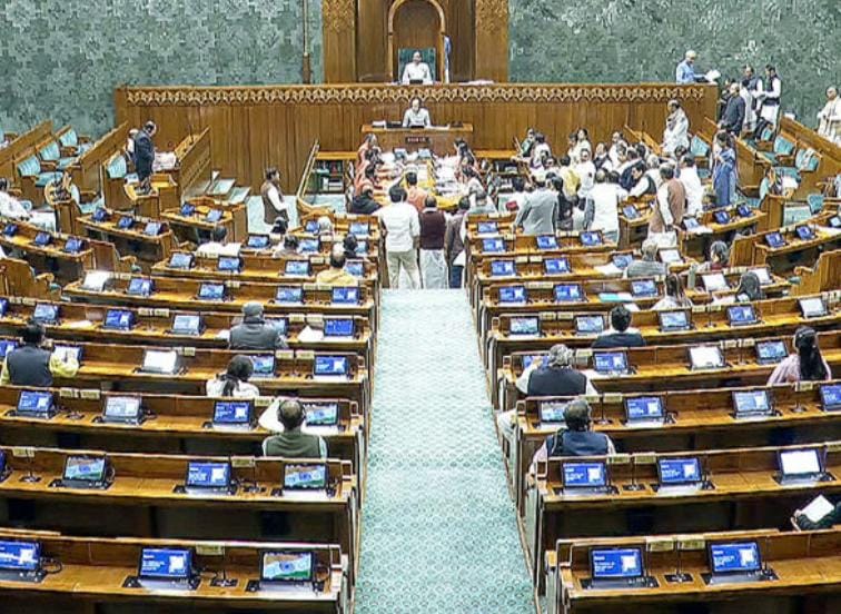 લોકસભામાં તૃણમૂલ કોંગ્રેસના સાંસદ પર ઈ સિગારેટ પીવાનો આરોપ