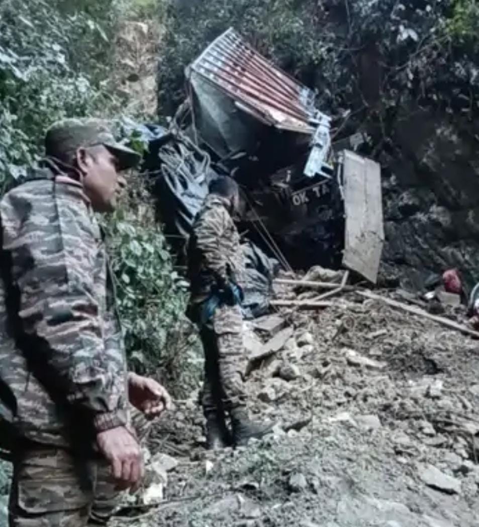 1000 ફૂટની ખીણમાં ટ્રક ગબડતાં 21નાં મોત:બચી ગયેલો એકમાત્ર શખસ 2 દિવસ ભૂખ્યો-તરસ્યો જંગલોમાં ચાલીને આર્મી કેમ્પ પહોંચ્યો, ત્યારે અકસ્માતની જાણ થઈ