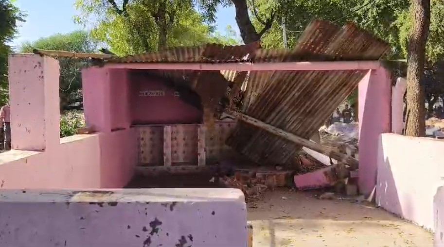 ગોરવા દશામાં મંદિરની સામેના કાચા પાકા મકાનોનું દબાણ દૂર કરાયું. 