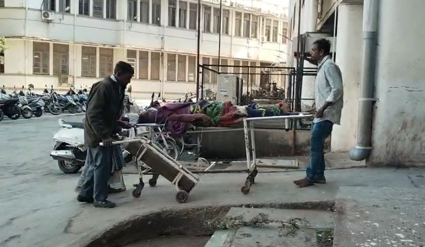 એસએસજી હોસ્પિટલમાં સર્વન્ટ સ્ટાફની બેદરકારીના કારણે દર્દીને સુવિધાઓ ઉપલબ્ધ નથી