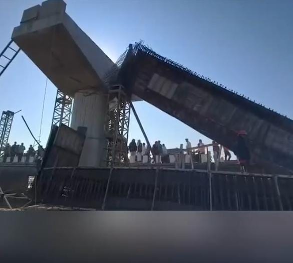 વલસાડના કૈલાશ રોડ ઉપર બની રહેલા બ્રિજના બે પીલર વચ્ચે નું માળખું ધરાશય:પાંચેક જેટલા શ્રમિકો કાટમાળ નીચે દબાયા 