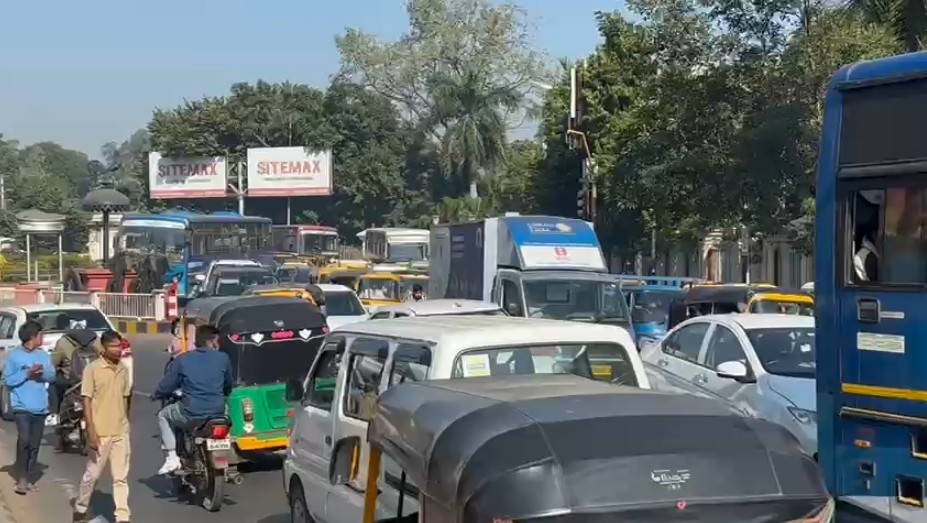 કાલાઘોડા નજીક GSRTC બસ અને કાર વચ્ચે હળવો અકસ્માત સર્જાતા ટ્રાફિક જામના દ્રશ્યો સર્જાયા 