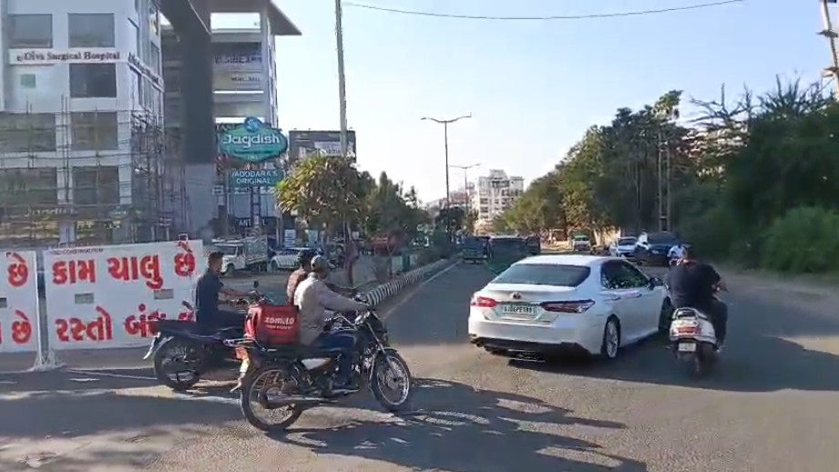 ગોત્રી સેવાસી રોડ ઉપર કામગીરી દરમિયાન ડાયવર્ઝનનું બોર્ડ લગાવાની માંગ 