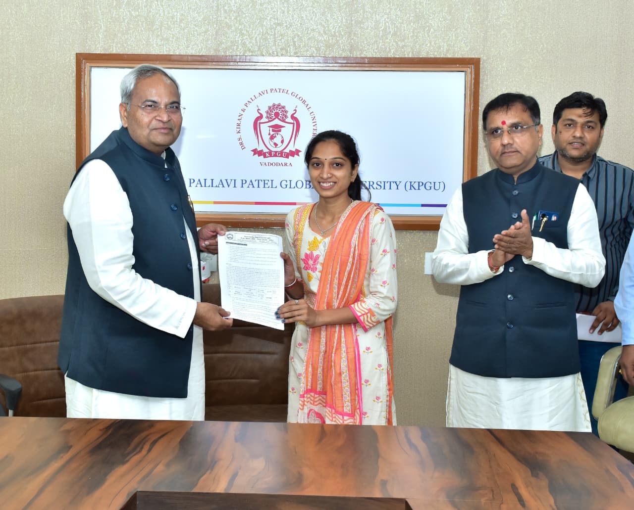 ગજરાત કેબિનેટ મંત્રી ડૉ.પ્રદ્યુમન વાજાએ વડોદરા જિલ્લામાં નવા નિમણૂક થયેલા વિદ્યા સહાયકોને ભરતી ઓર્ડર્સ એનાયત કર્યા.