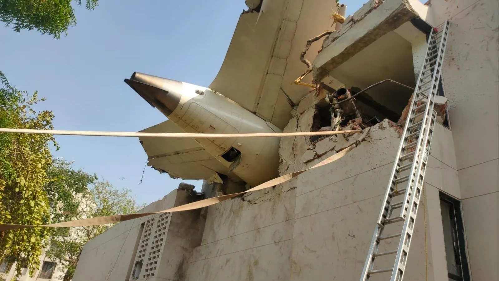 વિમાનમાં સંભવિત ઇલેક્ટ્રિકલ ખામીની આશંકા એક બચી ગયેલા વ્યક્તિએ કેબિનની લાઇટ અચાનક બંધ થઈ જવાની અને પછી ફરી ચાલુ થવાની જાણ કરી હતી