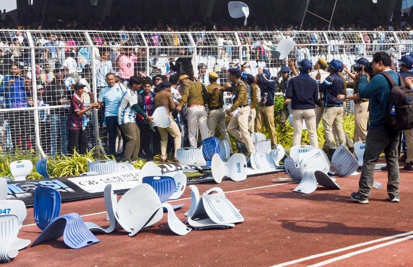 મેસીની મુલાકાત ફક્ત નેતાઓ અને ફિલ્મી સ્ટાર્સ સુધી સિમિત રહી: ફેન્સે બોટલ ફેંકી અને સ્ટેડિયમની સીટ તોડી નાંખી