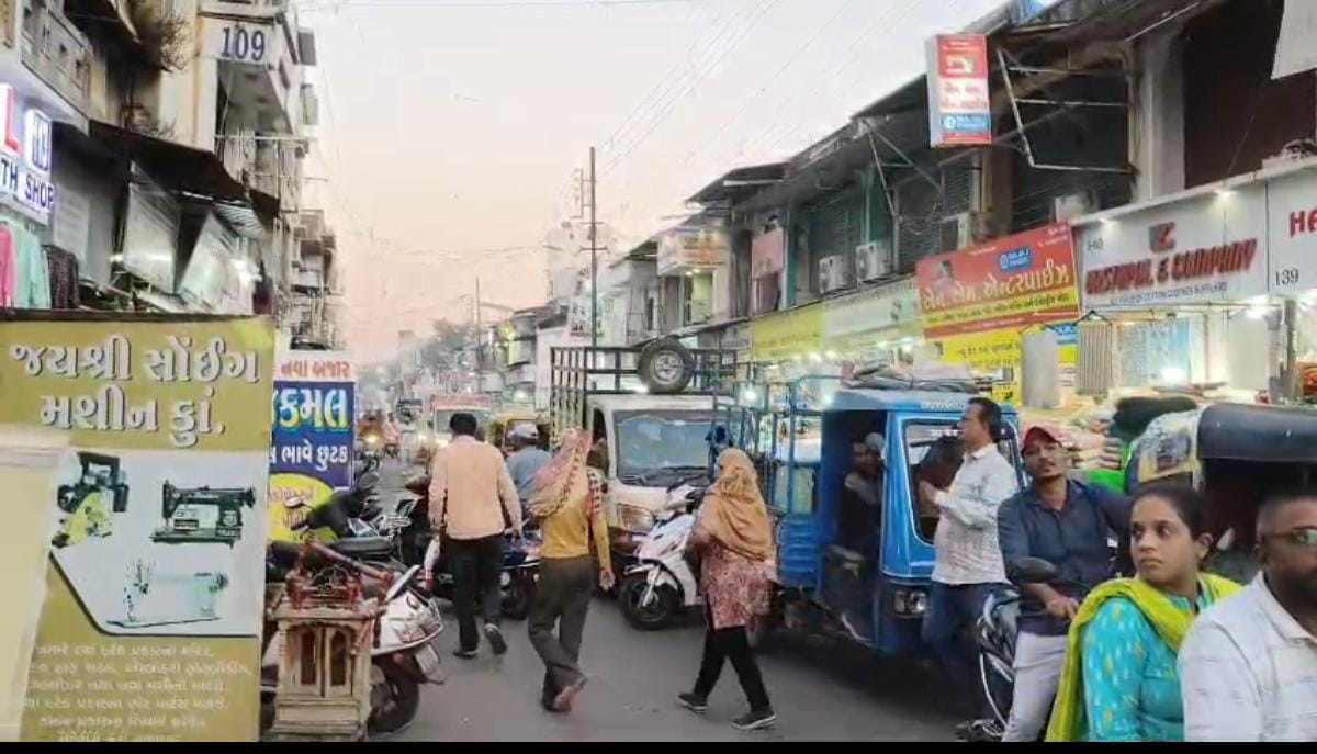 નવાબજાર રોડ દબાણકારોની જાગીર, પાલિકા–પોલીસ મૌન દર્શક.