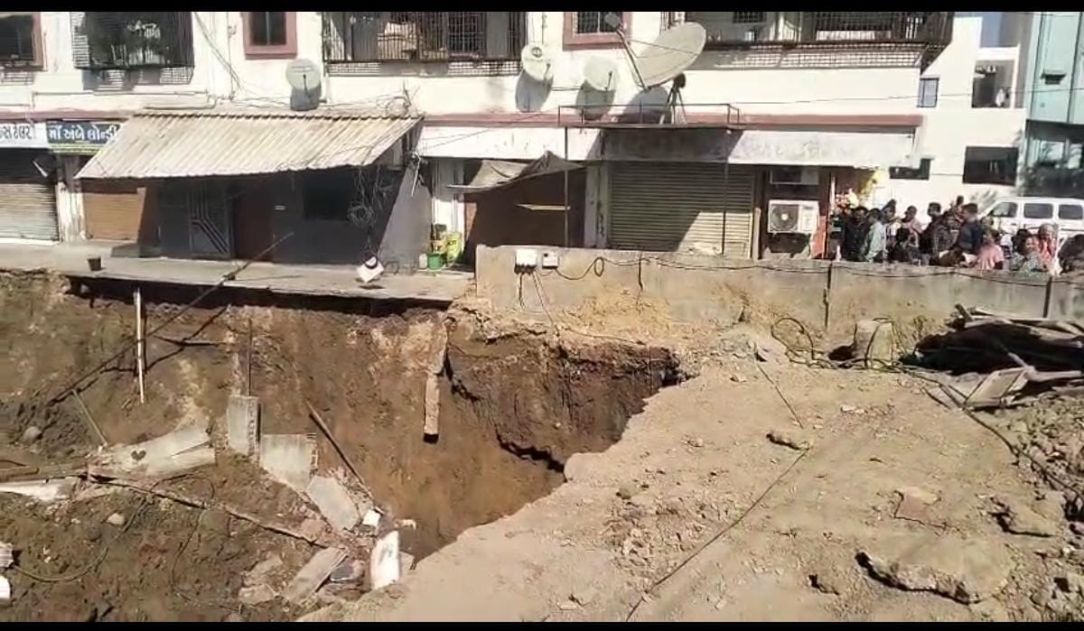 વાઘોડિયા રોડ પર નિર્માણાધીન સાઇટનો પાયો ખોદતાં કમ્પાઉન્ડ વોલ ધરાશાયી