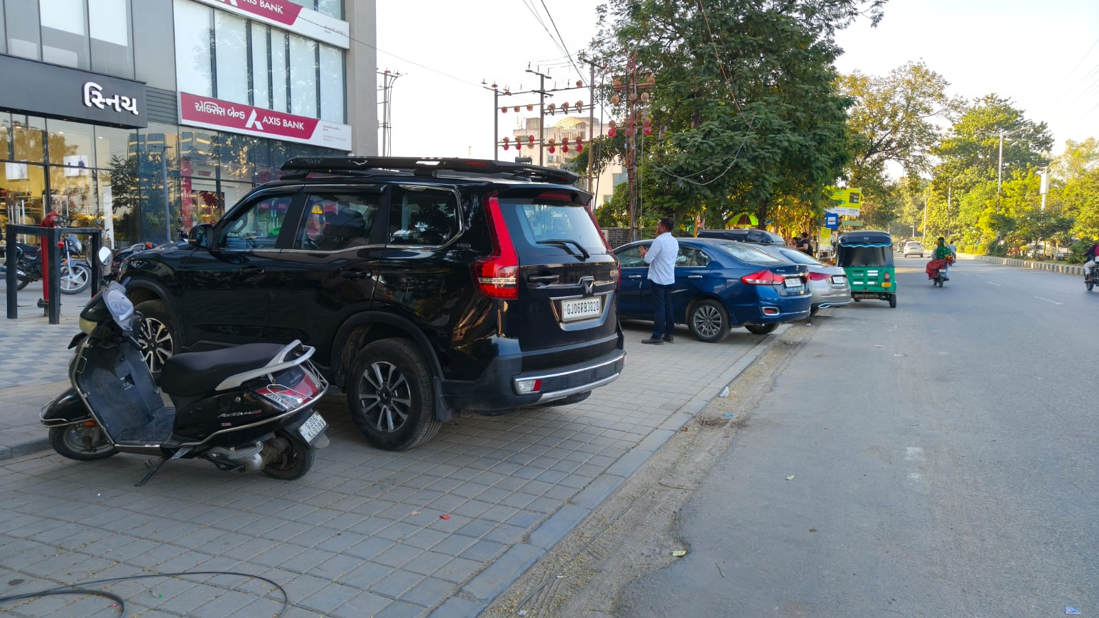 પાર્કિંગ પોલિસીનું વિસંગત ચિત્ર: ફૂટપાથ પર પાર્કિંગ, તો રાહદારી ચાલશે ક્યાં?.