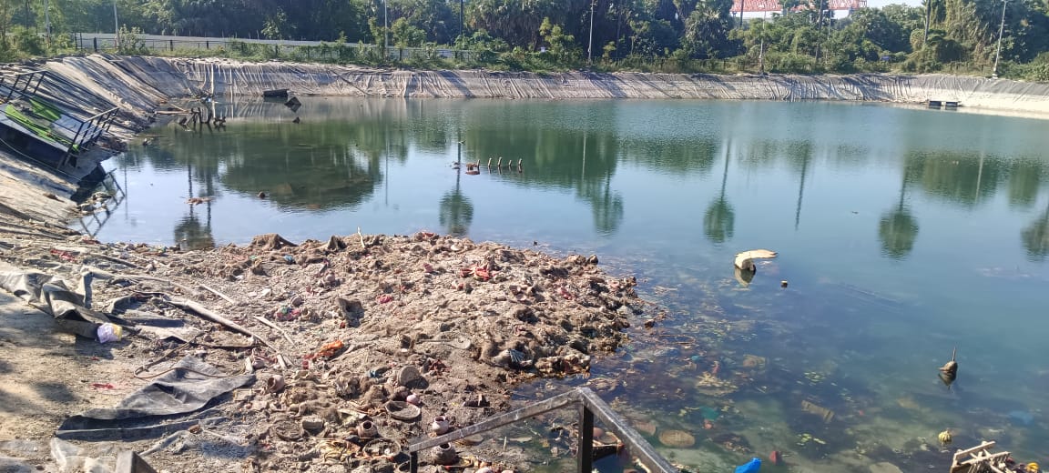 પાલિકાની બેદરકારીનો બદબૂ: નવલખી કૃત્રિમ તળાવ ગંદકી–દુર્ગંધનું અડ્ડો બન્યું..