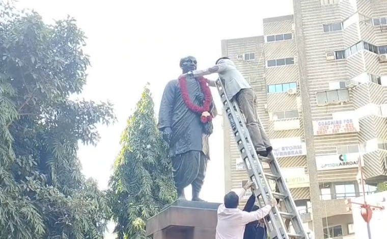 સરદાર વલ્લભભાઈ પટેલની પૂણ્યતિથી નિમિત્તે શહેર કોંગ્રેસ દ્વારા ભાવપૂર્ણ શ્રદ્ધાંજલિ અર્પણ કરવામાં આવી