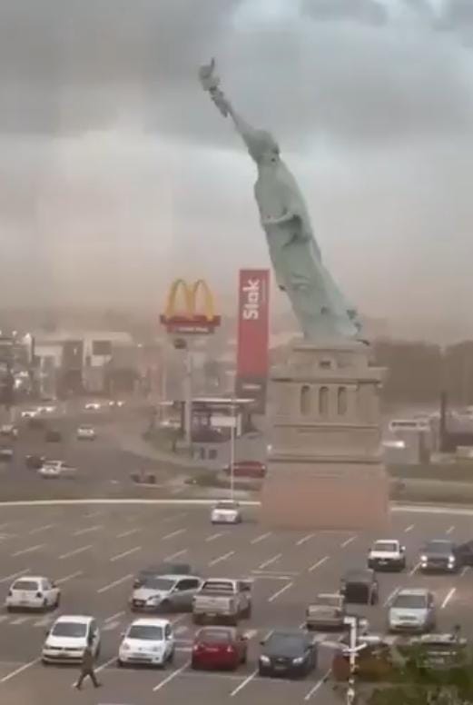 બ્રાઝિલના ગુઆઇબામાં ભારે પવનથી સ્ટેચ્યુ ઓફ લિબર્ટીની વિશાળ પ્રતિકૃતિ ધરાશય