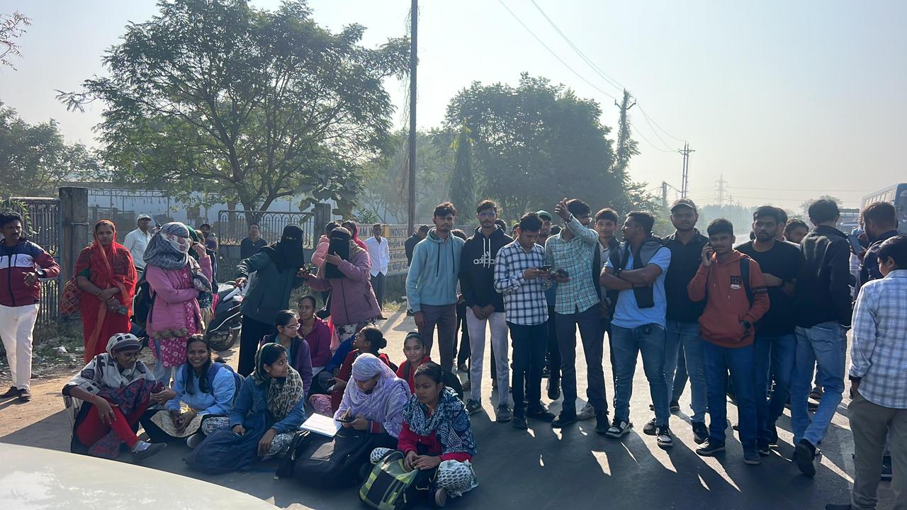 સાવલી થી આણંદ જતી બસમાં પૂરતી જગ્યા ન મળતા મોક્ષી તથા આસપાસના ગામોના વિદ્યાર્થીઓનો ઉગ્ર વિરોધ