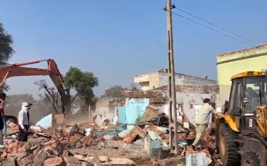 કમલ (ઉમલા) તળાવ ખાતે કોર્પોરેશનની ટીમ ત્રાટકી હતી અને અંદાજે 150 જેટલા દબાણો તોડી પાડ્યા