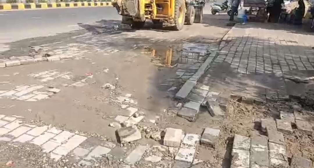 શહેરના પૂર્વ વિસ્તારમાં પીવાના પાણીની નલિકાના વાલ્વમાં ખામી સર્જાતા બે દિવસમાં હજારો ગેલન પાણીનો રોડ પર વેડફાયુ