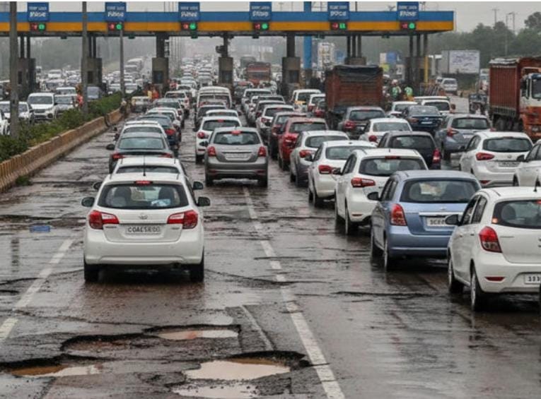 ગુજરાતમાં પાંચ વર્ષમાં ટોલટેક્સ પેટે વાહનચાલકો પાસેથી 8702 કરોડ જેટલી માતબર રકમ વસૂલાઇ