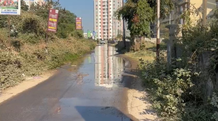 બિલ કેનાલ રોડ પર પાણી ભરાવાની સમસ્યા સર્જાતા સ્થાનિક રહેવાસીઓને ભારે તકલીફનો સામનો કરવો પડ્યો 