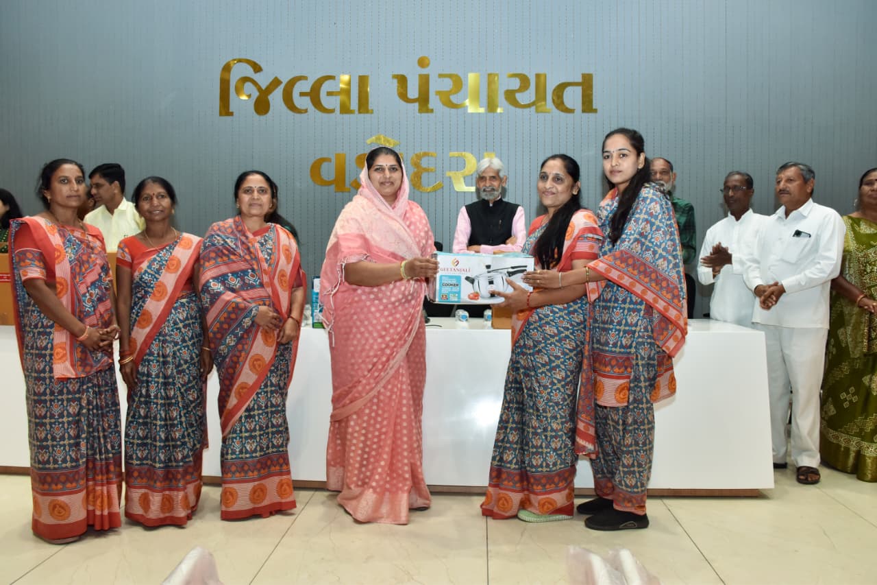 જિલ્લા પંચાયત પ્રમુખ ગાયત્રીબા મહીડાના અધ્યક્ષસ્થાને કિટ વિતરણ અને સન્માન સમારોહ યોજાયો