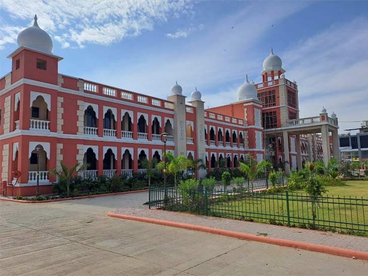 વડોદરા કલેકટર કચેરીને RDX થી ઉડાવી દેવાનો ધમકીભર્યો ઈ-મેલ મળ્યો