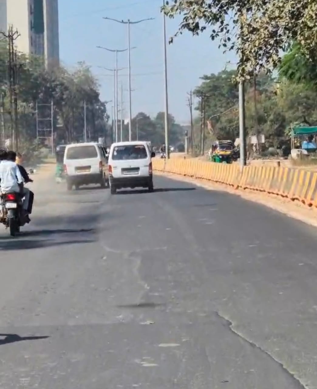 સેવાસી રોડ પર બે સ્કૂલ વાન ચાલકોની રોડ પર જોખમી રેસ