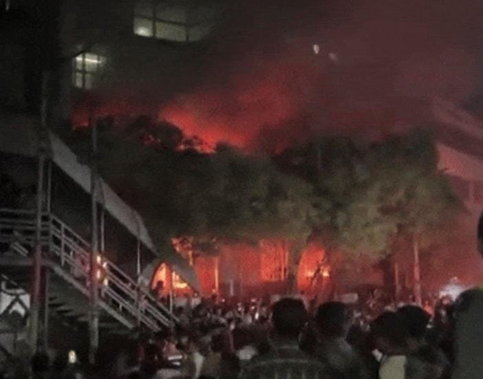 રાજધાની ઢાકામાં હિંસા ભડકી ઉઠી ભારતીય  હાઈ કમિશનના કાર્યાલય પર પથ્થરમારો