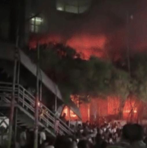 બાંગ્લાદેશમાં ઉસ્માન હાદીના મૃત્યુ બાદ તોફાનીઓએ  બિલ્ડીંગને આગ ચાંપી : 9મા માળે 28 પત્રકારો ફસાયા હતા 