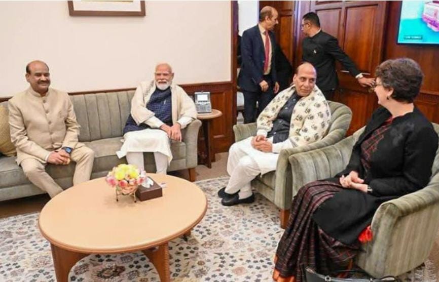 વડાપ્રધાન નરેન્દ્ર મોદી, રક્ષા મંત્રી રાજનાથ સિંહ અને વાયનાડના પ્રથમ વખતના સાંસદ પ્રિયંકા ગાંધી એકસાથે બેઠેલા જોવા મળ્યા