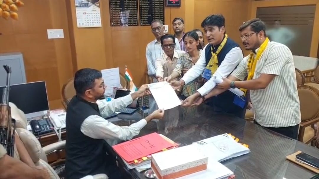 ગોરવા ગુજરાત હાઉસિંગ બોર્ડમાં આવેલ મકાનો ઝૂંપડા તોડી પાડતા વૈકલ્પિક વ્યવસ્થા કરવા બાબતે સ્થાનિકો દ્વારા કલેકટરને આવેદનપત્ર