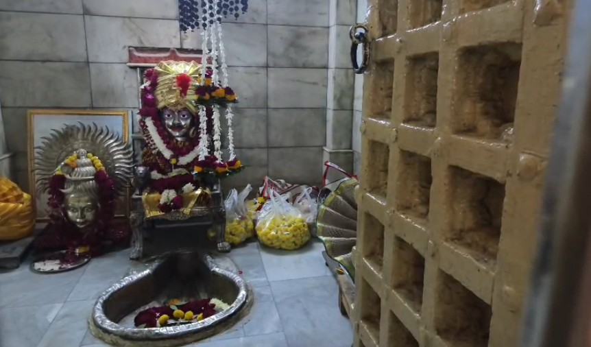 અમાસ નિમિત્તે શ્રધ્ધાળુઓએ કુબેર ભંડારી મંદિર ખાતે નર્મદામાં સ્નાન કરી દર્શન કર્યા હતા