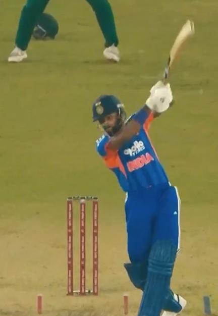 હાર્દિક પંડ્યાની બેટિંગ દરમિયાન બાઉન્ડ્રીની પેલે પાર બેઠેલા એક કેમેરામેનને બોલ વાગ્યો