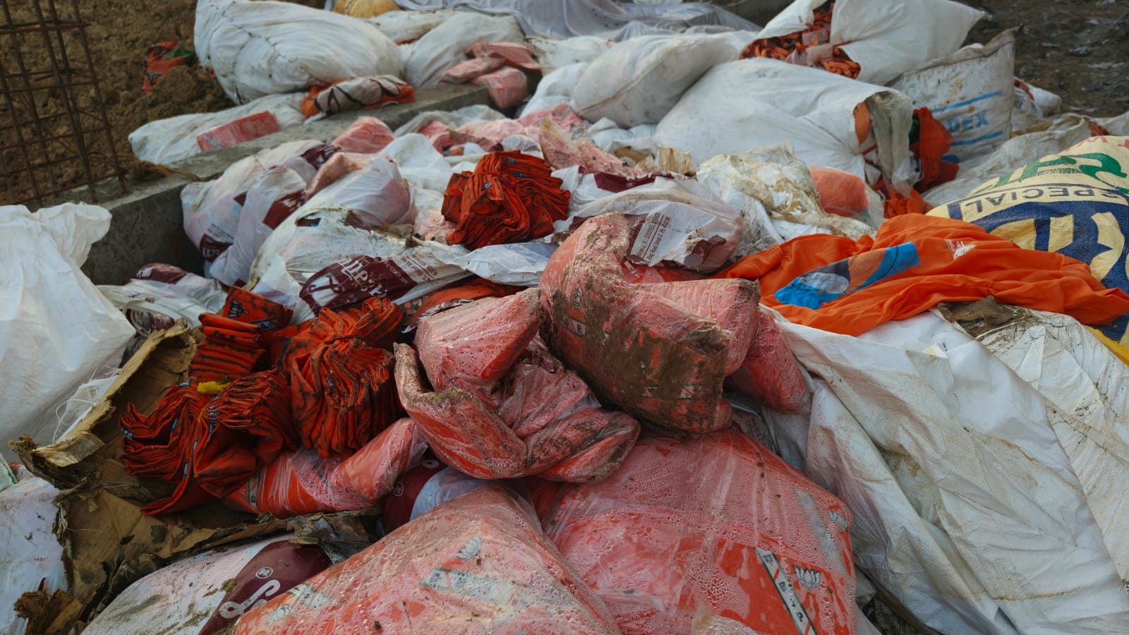 શહેર પ્રમુખની આજુબાજુમાં વહીવટદારોની ટોળકી ગોઠવાઈ ગઈ છે