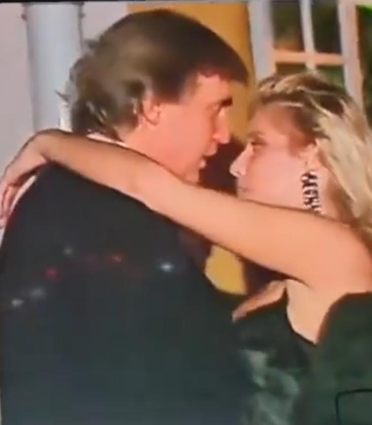 સેક્સ ટ્રાફિકિંગ કેસમાં પારદર્શિતા લાવવાના દાવાઓ વચ્ચે ટ્રમ્પની તસવીર કેમ હટાવવામાં આવી?