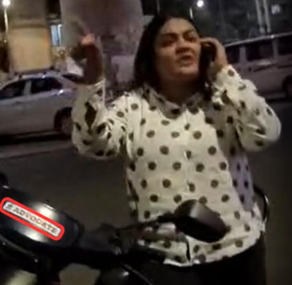 અમદાવાદમાં પોલીસકર્મી અને એક યુવતી વચ્ચે થયેલી ઝપાઝપીનો મામલે હવે નવો વળાંક : મહિલાએ પોલીસ કોન્સ્ટેબલ સાથે અભદ્ર વ્યવહાર કર્યો હતો.