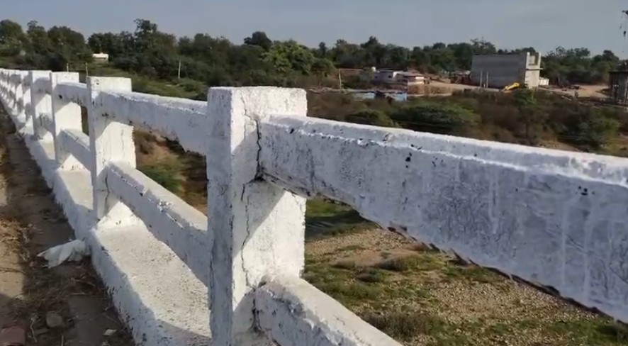 મેવલી ગામે કરડ નદીનો બ્રિજ જર્જરિત