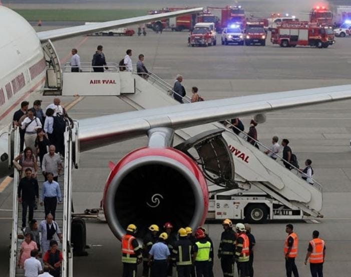 મુંબઈ માટે ઉડાન ભર્યાના થોડા સમય બાદ વિમાનનું દિલ્હીમાં જ ઇમરજન્સી લેન્ડિંગ કરાવવામાં આવ્યું