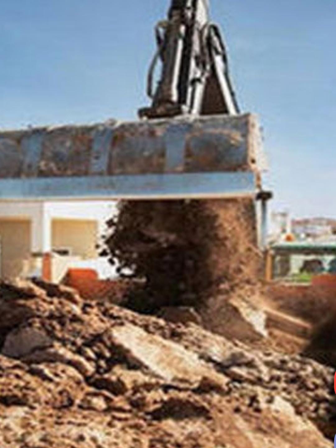 દબાણ હટાવવા જતા એક વ્યક્તિએ જેસીબી મશીન આગળ સૂઈ વિરોધ કર્યો