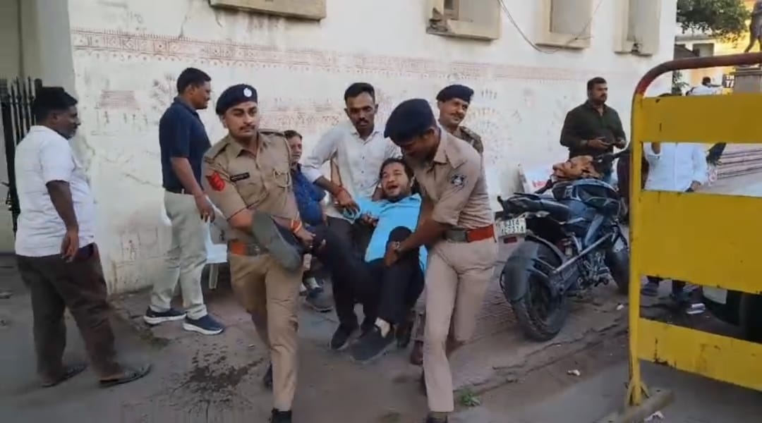 કોંગ્રેસ સમિતિના આગેવાનો અને કાર્યકર્તાઓને ટીંગાટોળી કરી વાહનોમાં બેસાડવામાં આવ્યા હતા