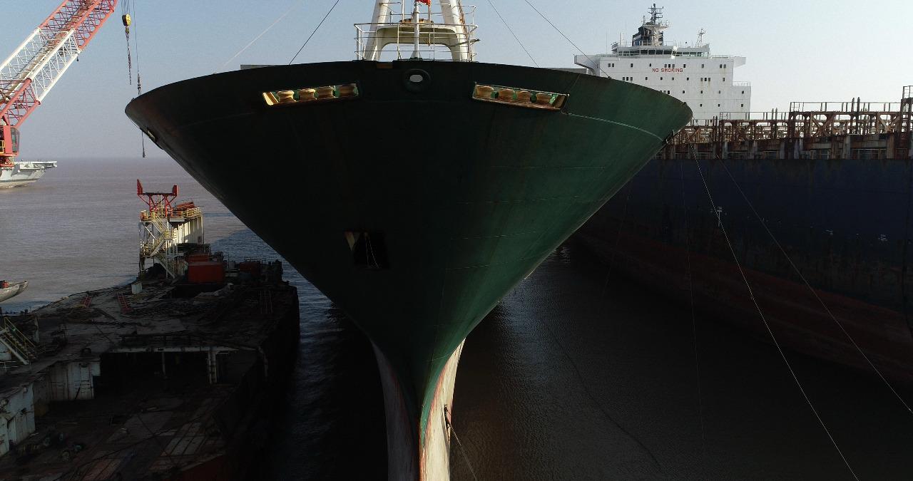 ગુજરાતના દરિયાકાંઠે ઊભરતું વૈશ્વિક ગૌરવ એટલે અલંગ શિપ રિસાયક્લિંગ હબ